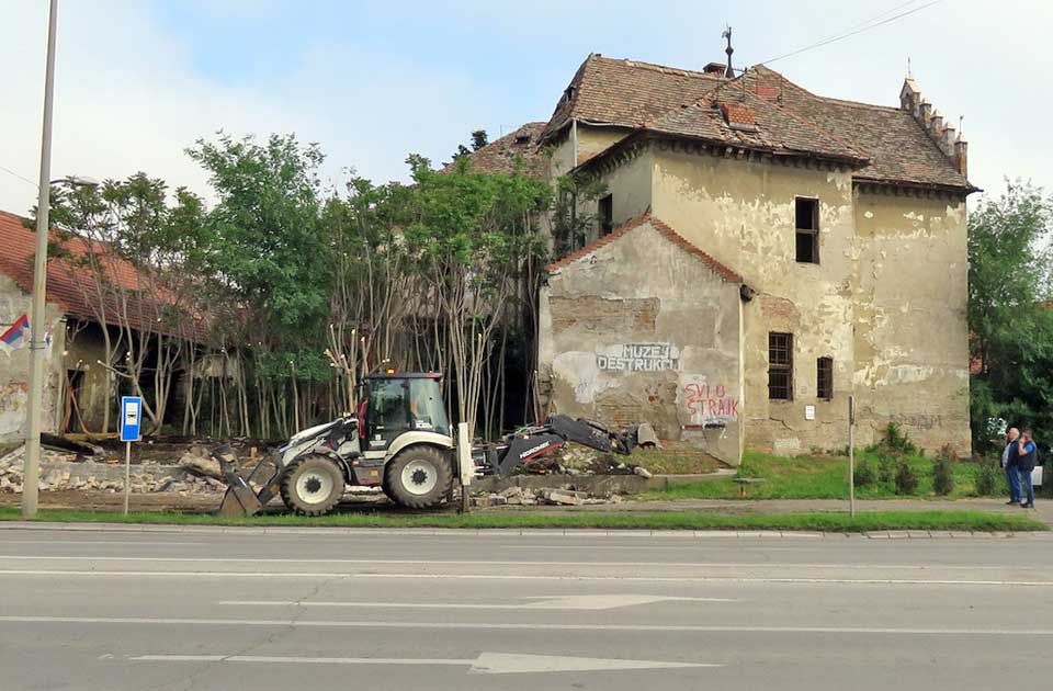 Zrenjanin nekretnine, Pinova vila &#8211; simbol kolektivnog propadanja