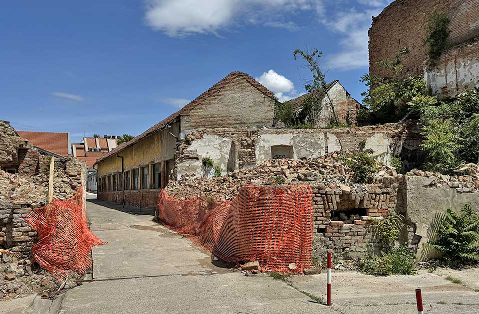 Zrenjanin nekretnine, Zid naše nebrige